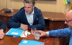 'Vật thể lạ' ông Macron giấu đi là gì?