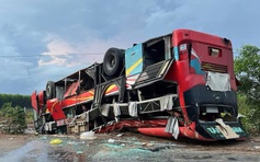 Bình Thuận: Lật xe khách giường nằm chở 19 hành khách trên QL55