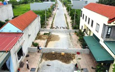 Vụ xây tường rào chắn ngang đường: Chờ sau sáp nhập mới giải quyết