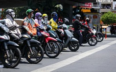 Dừng đèn đỏ quá vạch phạt đến 20 triệu: Dân mạng phản ứng, luật sư nói gì?