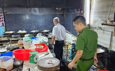 Dãy quán nhậu sông Hàn tái hoạt động, tiếp tục 'tra tấn' khu dân cư