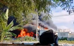 Bình Dương: Cháy lớn trong KCN Sóng Thần 3, nhiều nhà xưởng bị thiêu rụi