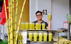 Nghệ nhân cắm hoa bán nước mía ở hồ Gươm, có nguồn thu nhập bất ngờ