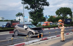 Tai nạn trong Khu Công nghệ cao TP.HCM, ô tô 7 chỗ hư hỏng nặng 