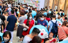 Chen nhau để check-in với mèo máy Doraemon tại Landmark 81