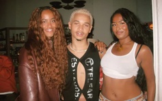 Hai ái nữ nhà Barack Obama hiếm hoi lộ diện