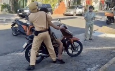 CSGT khống chế một người vác rựa 'múa' trên đường phố ở Bình Dương