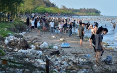 Bất chấp biển cấm, hàng nghìn người vô tư tắm tại bãi biển tự phát đầy rác