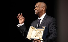 Denzel Washington phản ứng với nhiếp ảnh gia trước khi nhận Cành cọ vàng danh dự