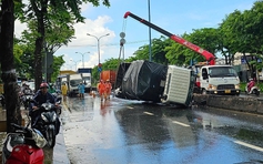 Lật xe tải, CSGT TP.HCM dầm mưa điều tiết giao thông nhiều giờ