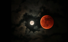 Giải mã hình ảnh '2 mặt trăng cùng xuất hiện trên bầu trời' dân mạng chia sẻ