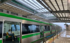 Nước chảy lênh láng ở nhà ga tàu Cát Linh - Hà Đông khi mưa lớn