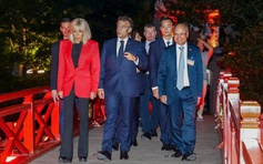 Tổng thống Pháp đi dạo hồ Gươm, thăm đền Ngọc Sơn