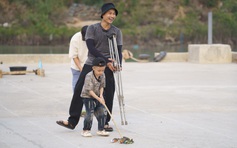 Phan Đinh Tùng vượt qua thử thách 'hát để được mua mực nợ'