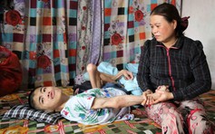 Người mẹ nghèo khó khăn chăm con trai bại liệt