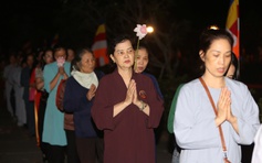 Hàng vạn người xuyên đêm về Yên Tử chiêm bái xá lợi Đức Phật