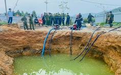 Dùng máy bơm dã chiến hút nước tìm người đi xe máy lao xuống 'hố tử thần'
