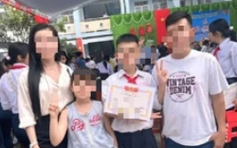 'Mùa khoe con', niềm vui có thể trở thành… mối họa