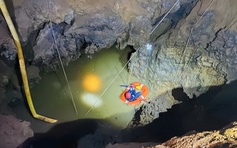 Vì sao 2 ngày chưa tìm thấy người lao xe máy xuống 'hố tử thần'?