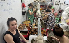 Người Hoa ở TP.HCM hối hả gói bánh bá trạng, khách phải đặt trước cả tháng