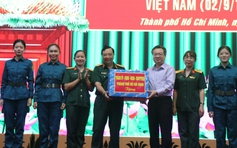 Ông Nguyễn Thanh Nghị tặng quà cho khối nữ du kích miền Nam tham gia diễu binh 2.9