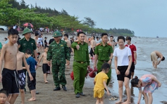 Công an Nam Định phát loa nhắc người dân không tắm tại bãi biển tự phát