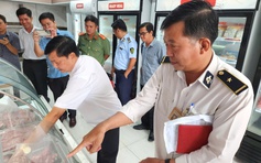 Kiểm tra đột xuất một cửa hàng kinh doanh thực phẩm ở Sóc Trăng