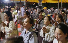 Xuyên đêm đội mưa chiêm bái xá lợi Phật: 'Mọi giông bão đời thường đều lắng lại'