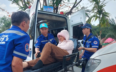 Nhiều người sốc nhiệt khi xếp hàng chờ chiêm bái xá lợi Phật tại chùa Thanh Tâm