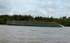 TP.HCM: 1 người mất tích, 900 tấn đá rơi xuống sông sau tai nạn đường thủy 