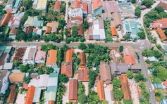 Ako Dhong buôn làng trong phố