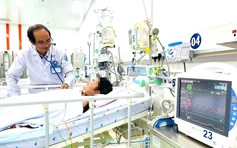 Bệnh viện Nhi đồng 1 truyền gần 10 lít máu, cứu sống bé gái sốt xuất huyết