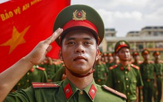 Chiến sĩ công an luyện tập đội hình dưới nắng lửa