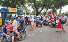 Bãi giữ xe Nha Trang quá tải, người dân chen chúc chờ tắm biển