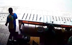 TP.HCM: Mải bấm điện thoại, cửa hàng bị lấy trộm 812 tờ vé số