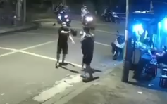 Bức xúc clip 2 nam thanh niên chắp tay van xin nhưng cũng bị đánh dã man