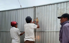 Cà Mau: Đường dân sinh bị dự án nhà ở xã hội rào chắn