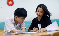 Cảm động học trò cụt tứ chi muốn tự cầm bút viết nên cuộc đời mình