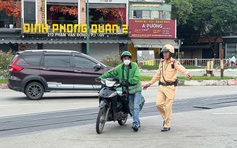 CSGT TP.HCM xử lý nhiều tài xế băng ngang đường ray xe lửa