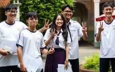 Hình ảnh đầy cảm xúc của thí sinh TP.HCM trong ngày đầu tiên thi tốt nghiệp THPT