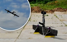 Đến thời drone cũng vác súng AK