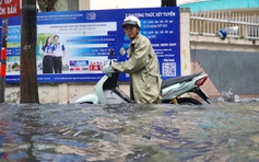 TP.HCM mưa lớn chiều nay 4.6: 'Phố nhà giàu' Thảo Điền ngập nặng hơn 2 tiếng