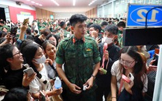 Hàng trăm bạn trẻ vây quanh 'nam thần quân đội' Lê Hoàng Hiệp tại ga Sài Gòn