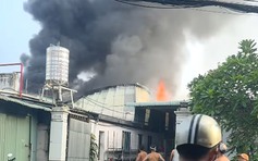 Cháy lớn kho hàng ở Hóc Môn