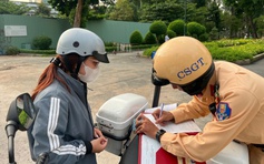 Chạy xe máy trên vỉa hè Q.1, nhiều người bị CSGT TP.HCM phạt 5 triệu đồng