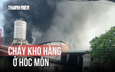 Cháy kho hàng ở Hóc Môn, dân bất lực trước lửa dữ