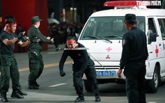 TP.HCM: Nghẹt thở xem nữ cảnh sát biểu diễn kề dao vào cổ kéo ô tô