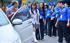 Nữ sinh chống nạng đi thi vào lớp 10 với lời chúc đặc biệt