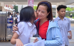 Đề thi toán vừa sức, thí sinh ăn mừng cùng phụ huynh trước cổng trường