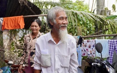 Bệnh viện Mắt TP.HCM tặng xe máy cho ông lão bán vé số 'nuôi 10 miệng ăn'